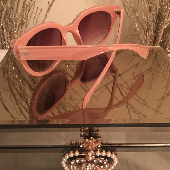 Light Pink Pearl Sunglasses☀️☀️ - Picture 2 of 3